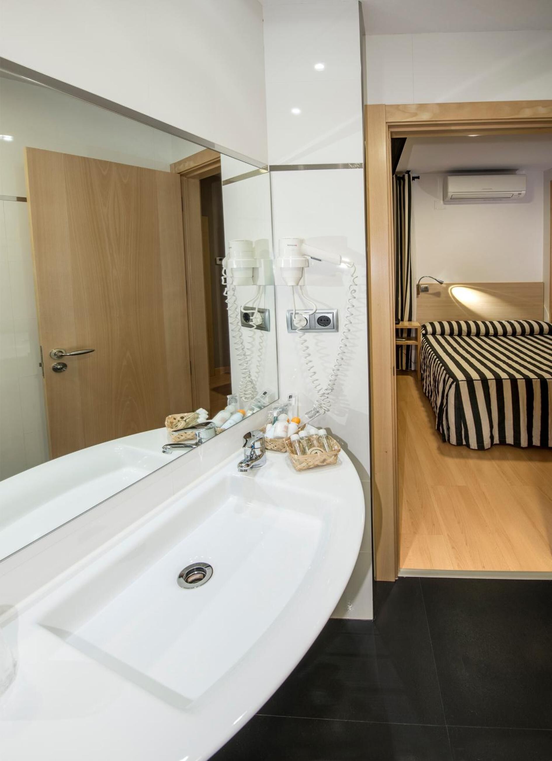 double room | bathroom | free toiletries, hair dryer, towels