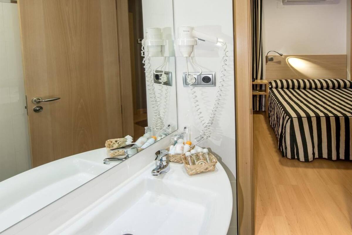 double room | bathroom | free toiletries, hair dryer, towels