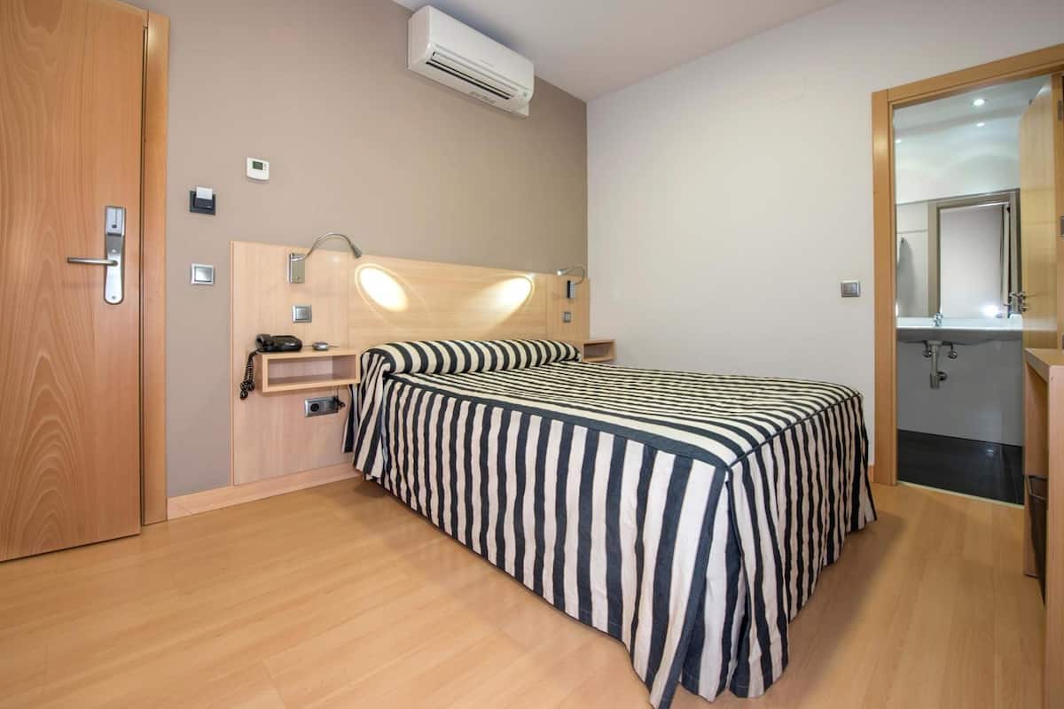 double room | in-room safe, desk, soundproofing, free wifi