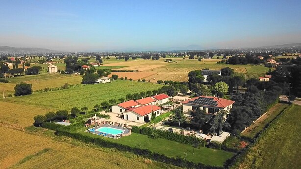A large estate with a swimming pool, solar panels, and expansive fields. - Terra dei Santi Country House (Spello)
