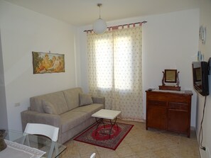 Comfort Apartment, 1 Bedroom, Private Bathroom, Garden View (Menta) | Living area - Terra dei Santi Country House (Spello)