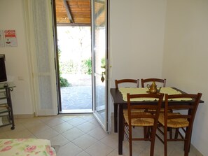 Appartement Supérieur, 1 chambre, salle de bains attenante, vue vallée (Ginepro) | Restauration dans la chambre