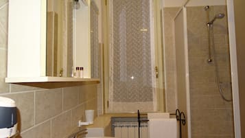 Appartamento Comfort, 1 camera da letto, bagno privato, vista giardino (Menta) | Bagno | Doccia, soffione a pioggia, set di cortesia gratuito, asciugacapelli