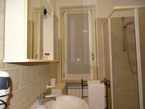 Comfort Apartment, 1 Bedroom, Private Bathroom, Garden View (Menta) | Bathroom | Shower, rainfall showerhead, free toiletries, hair dryer - Terra dei Santi Country House (Spello)