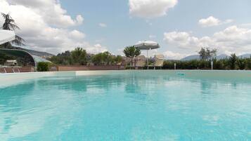 Piscina stagionale all'aperto, ombrelloni da piscina, lettini