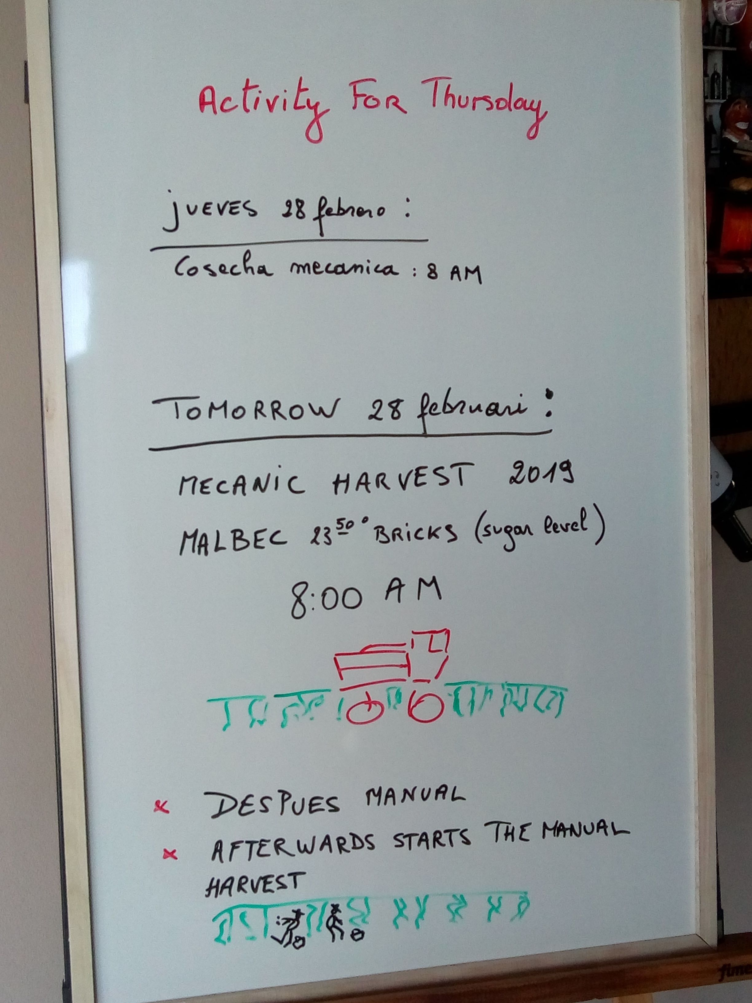 Um quadro branco com anotações manuscritas para uma atividade na quinta-feira, 28 de fevereiro, incluindo uma reunião mecânica às 8h e uma colheita mecânica às 8:00.