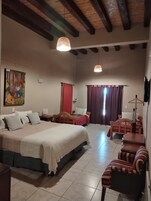 Habitación cuádruple estándar | Ropa de cama de alta calidad, colchones viscoelásticos, minibar