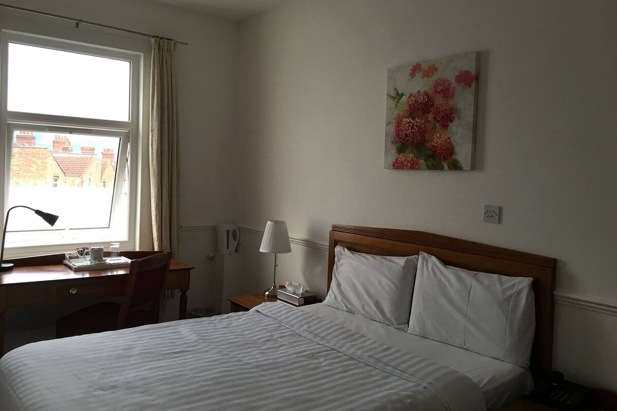 Double Room | Iron/ironing board, WiFi (free), bed sheets