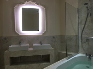 Free toiletries, hair dryer, towels - The Grosvenor Hotel (Rugby)