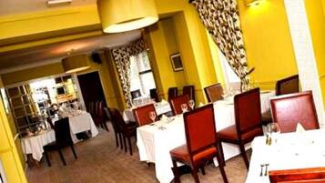 Melayani sarapan dan makan malam dengan sajian masakan internasional