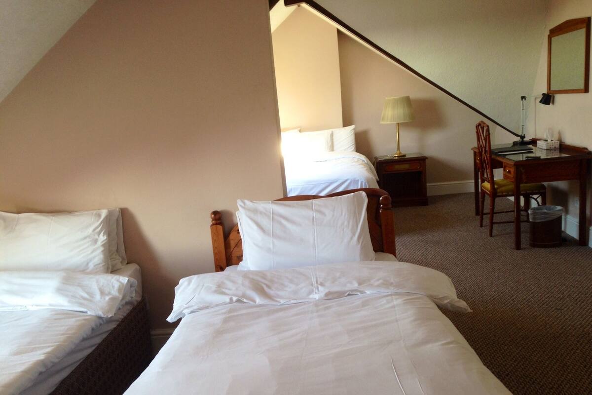 Family Room | Iron/ironing board, WiFi (free), bed sheets