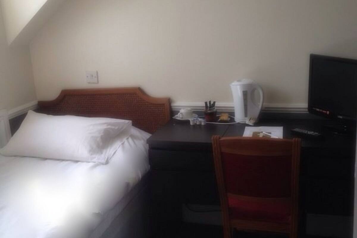 Single Room | Iron/ironing board, WiFi (free), bed sheets