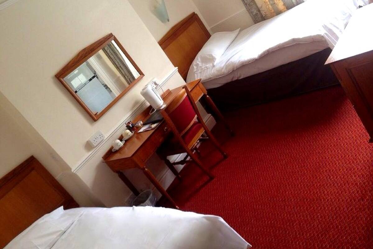 Twin Room | Iron/ironing board, WiFi (free), bed sheets