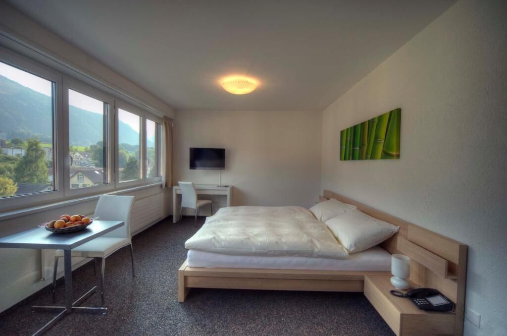 1 bedroom, hypo-allergenic bedding, select comfort beds, desk