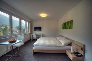 Hypo-allergenic bedding, Select Comfort beds, desk, free WiFi - Hôtel Oasis (Moutier)