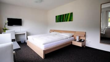 1 bedroom, hypo-allergenic bedding, Select Comfort beds, desk