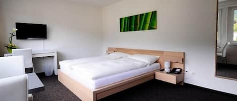 Hypo-allergenic bedding, Select Comfort beds, desk, free WiFi