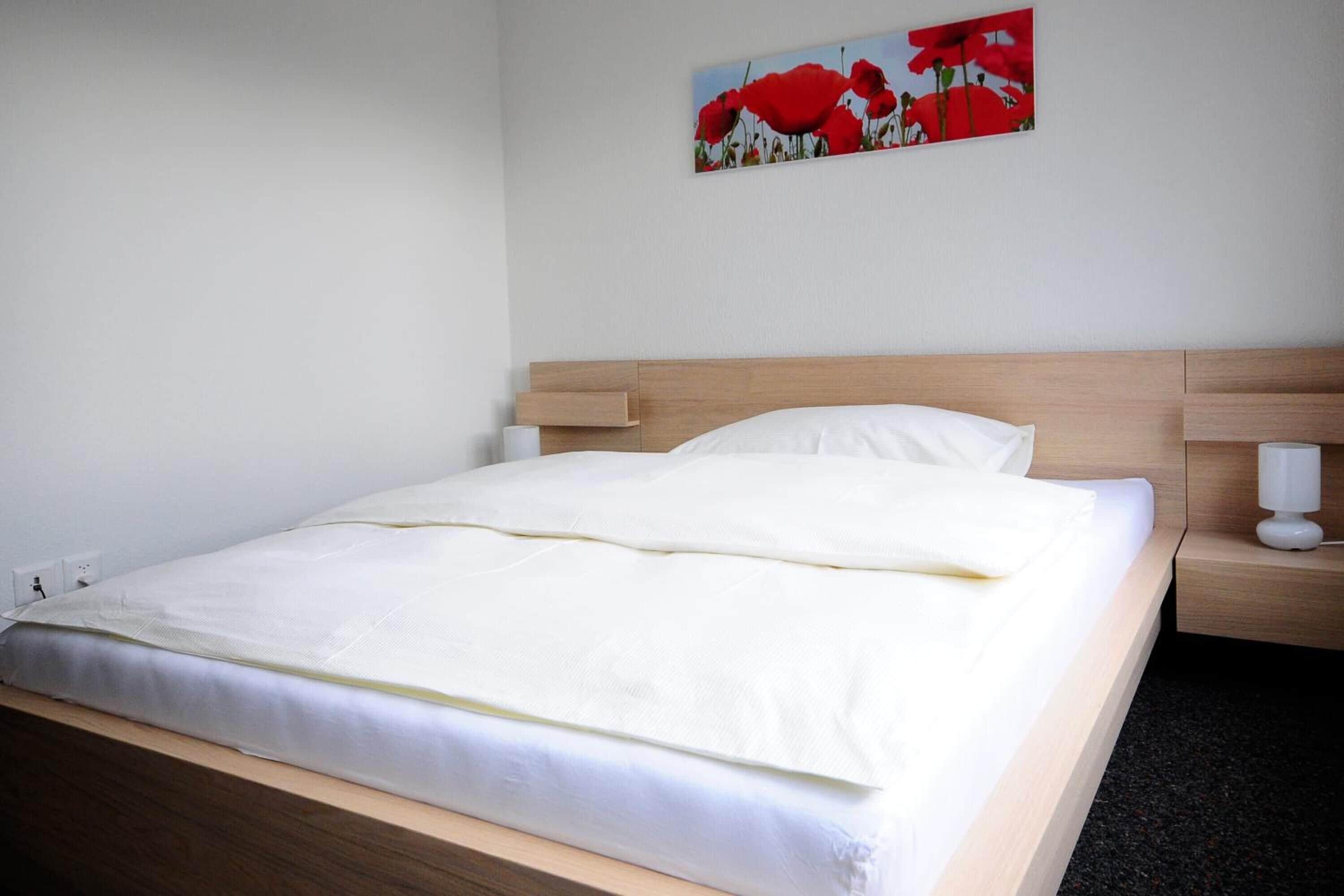 1 bedroom, hypo-allergenic bedding, select comfort beds, desk