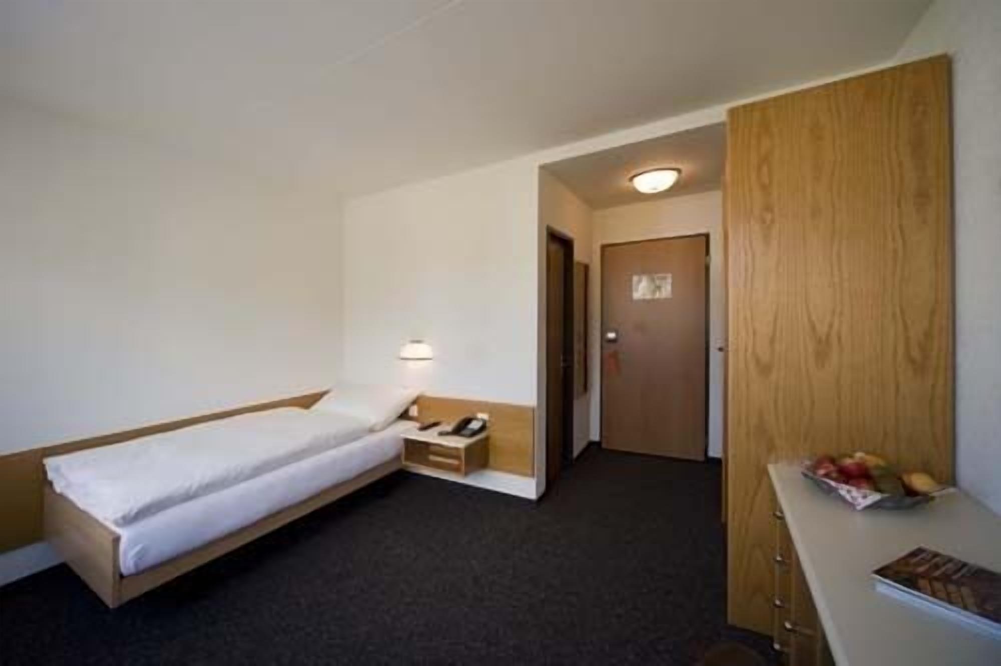 single room, private bathroom | 1 bedroom, hypo-allergenic bedding, select comfort beds, desk