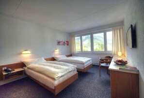 Double Room, Private Bathroom | Hypo-allergenic bedding, Select Comfort beds, desk, free WiFi - Hôtel Oasis (Moutier)