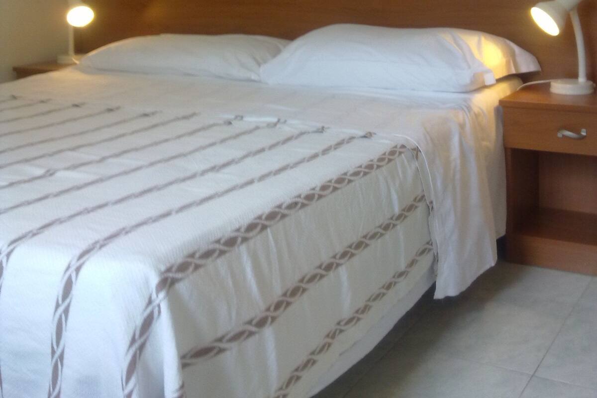 Muebles diferentes, tabla de planchar con plancha y cunas