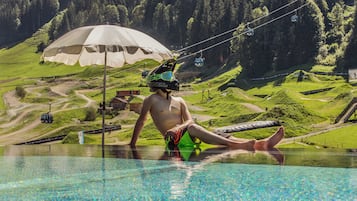 Utomhuspool och solstolar