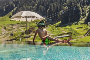 Outdoor pool, pool loungers - Hotel Bacher Asitzstubn (Leogang)