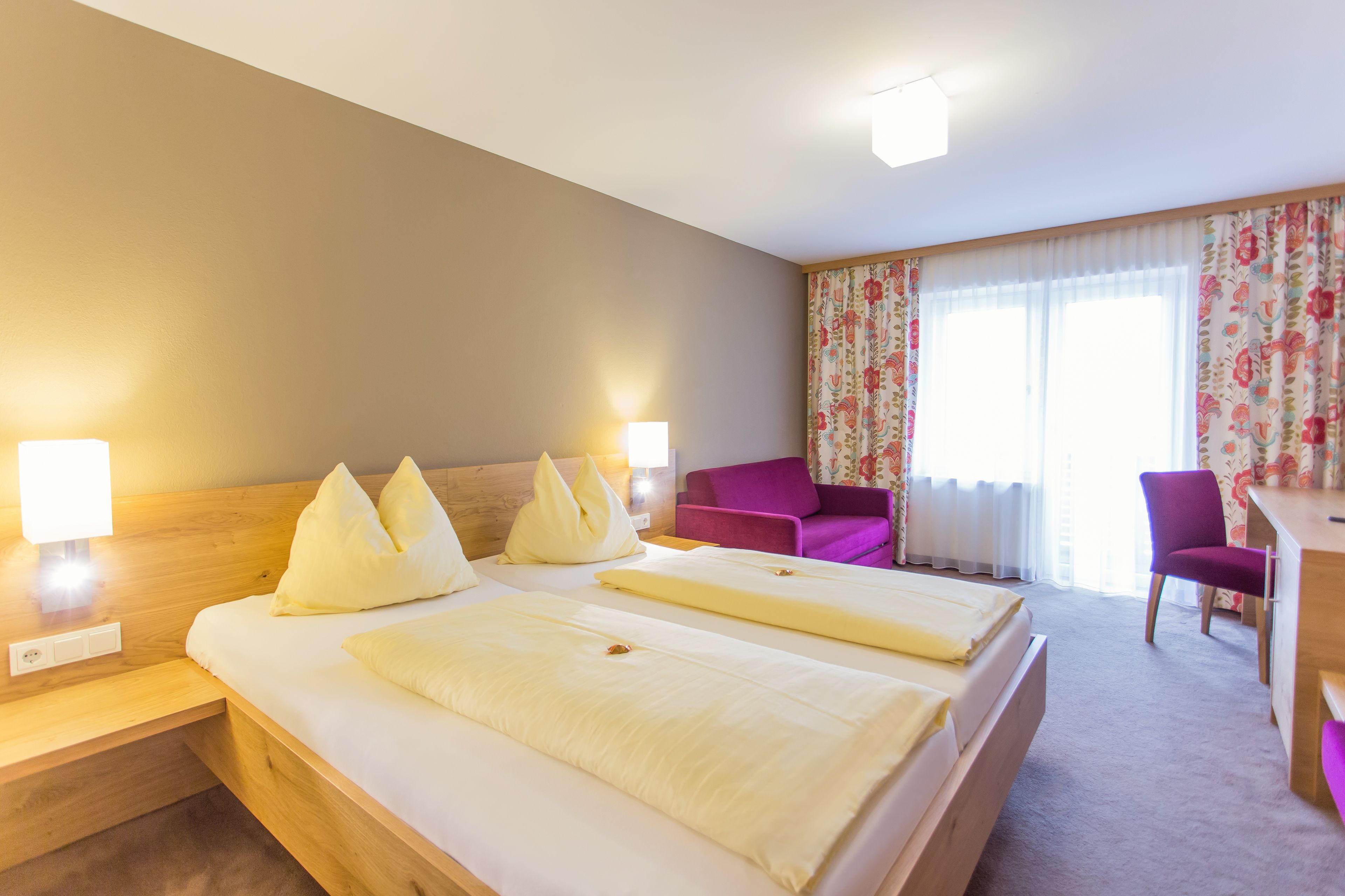 hypo-allergenic bedding, in-room safe, desk, free wifi