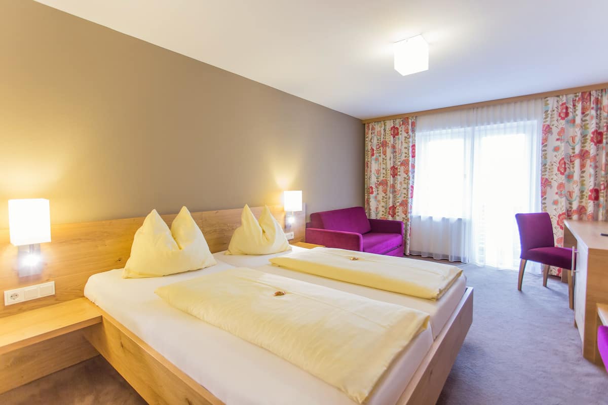 Hypo-allergenic bedding, in-room safe, desk, free WiFi
