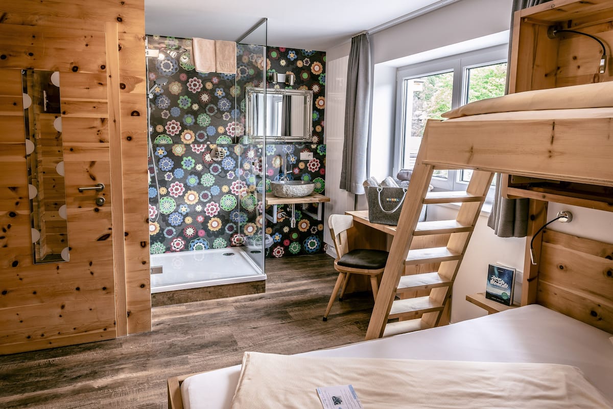Hypo-allergenic bedding, in-room safe, desk, free WiFi