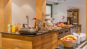 Un buffet de petit-déjeuner proposant une variété d'aliments et de boissons.