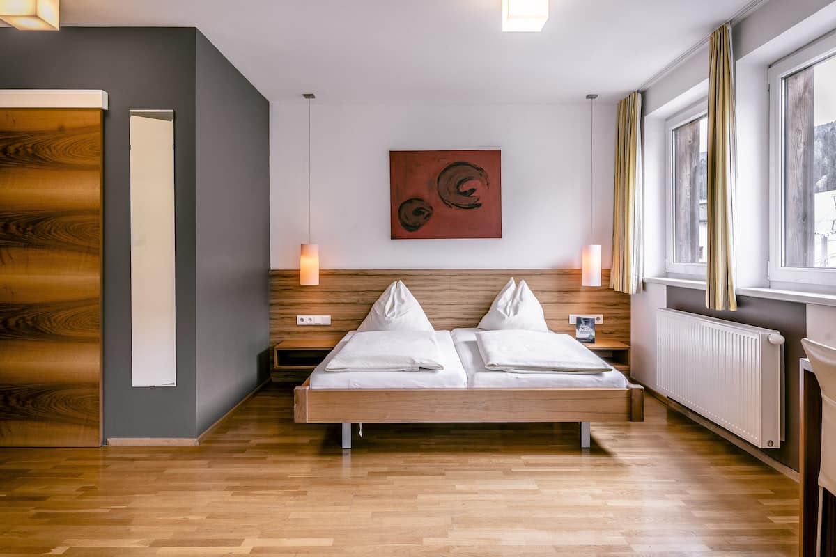 Hypo-allergenic bedding, in-room safe, desk, free WiFi