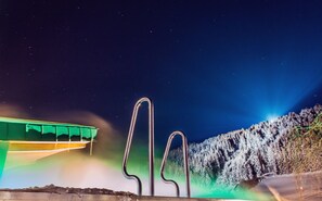 Una piscina al aire libre, tumbonas