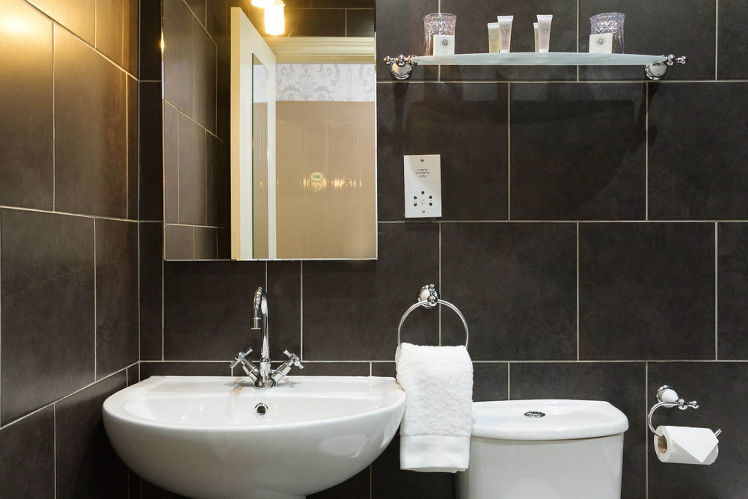 twin room | bathroom | shower, free toiletries, hair dryer, towels