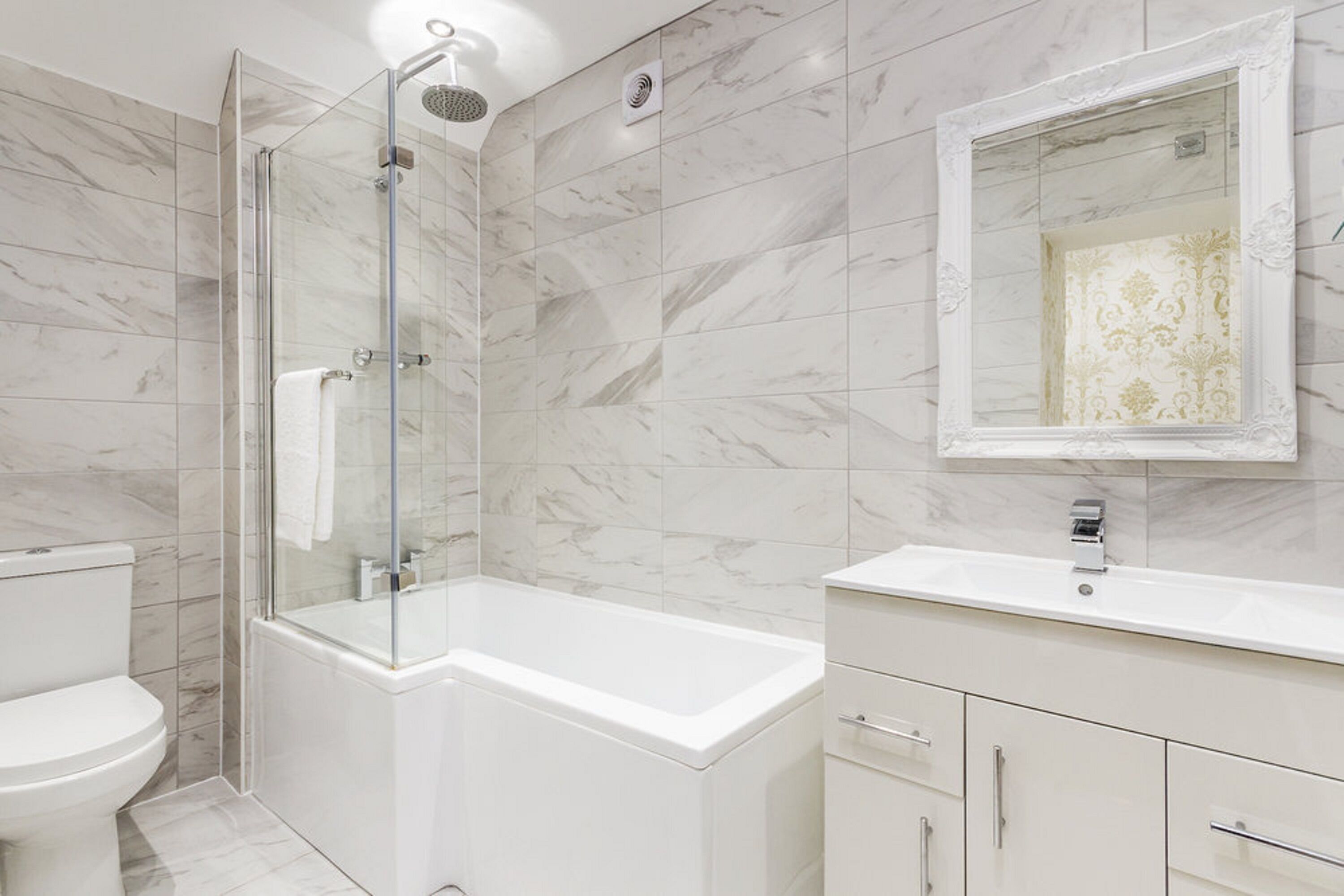 standard room (king) | bathroom | shower, free toiletries, hair dryer, towels