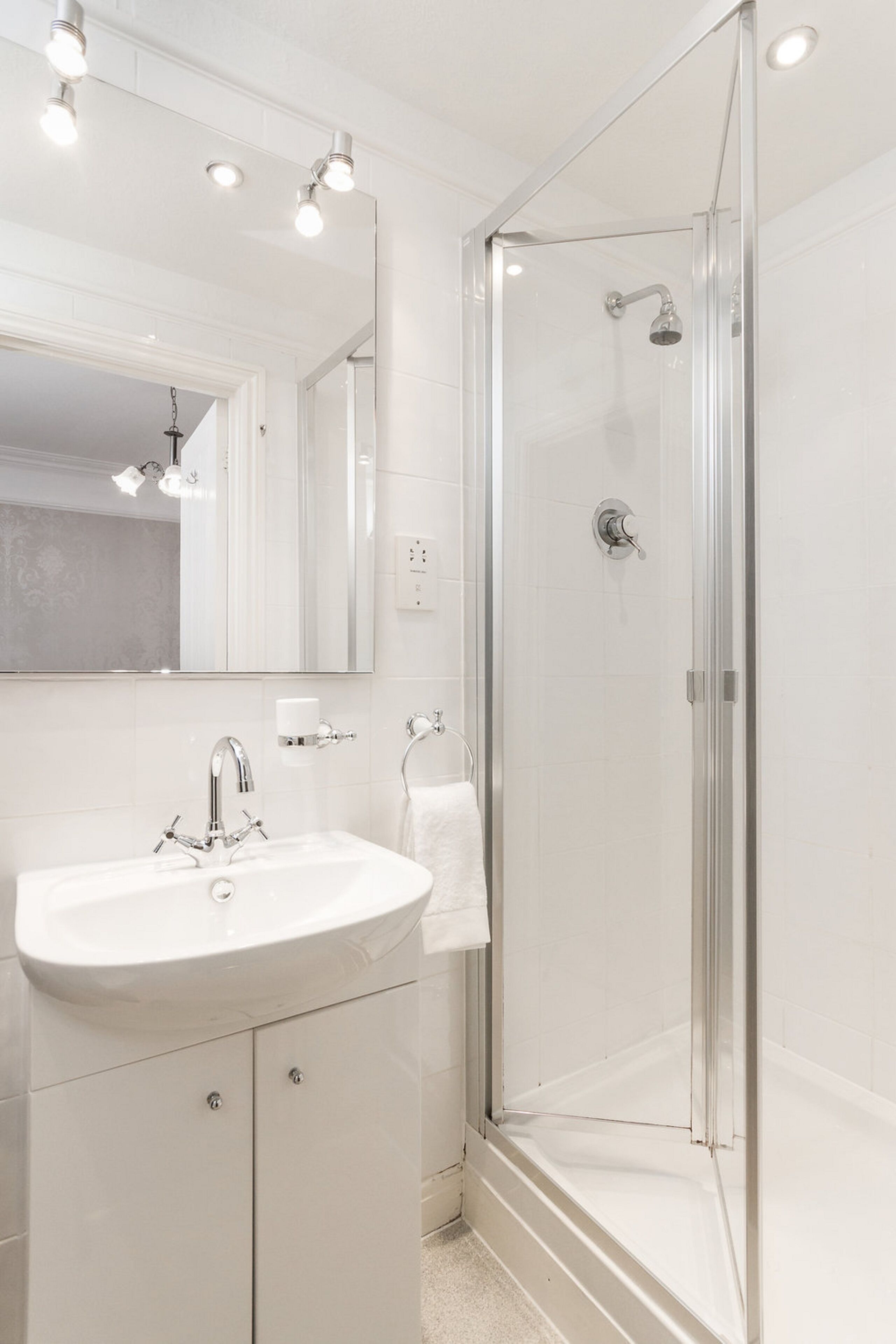 standard room (king) | bathroom | shower, free toiletries, hair dryer, towels