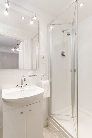 Standard Room (King) | Bathroom | Shower, free toiletries, hair dryer, towels - Lincoln House Hotel (Cardiff)