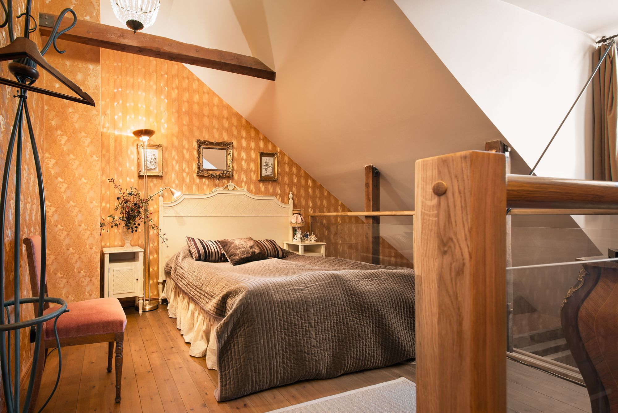 suite | 1 bedroom, individually decorated, individually furnished