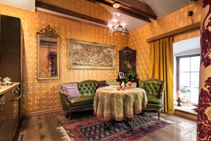 Decoración personalizada, muebles diferentes y cortinas blackout 