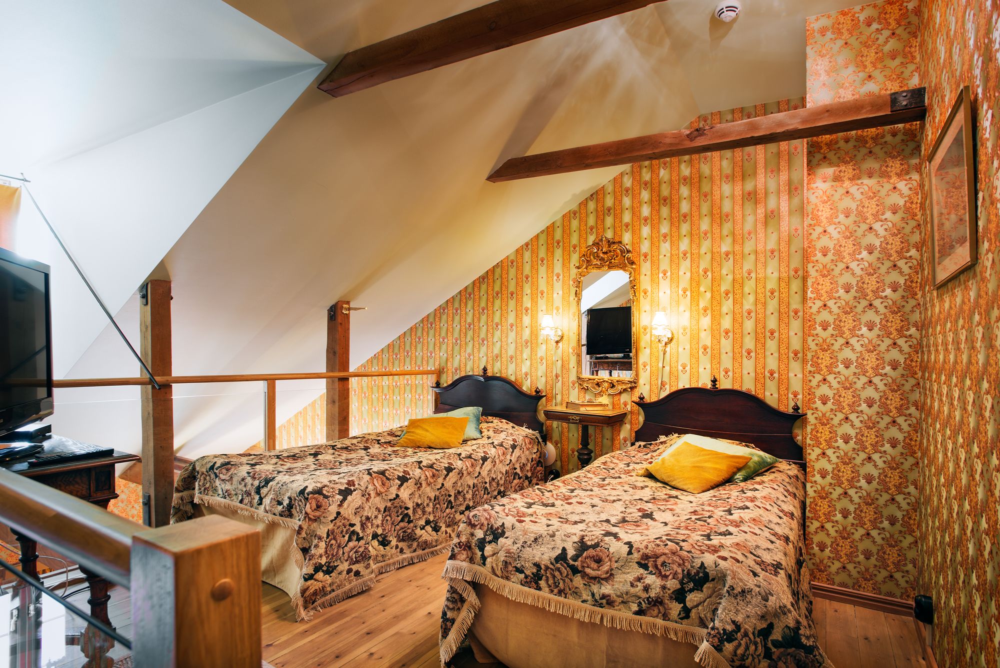 suite | 1 bedroom, individually decorated, individually furnished