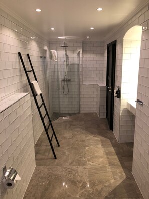 Classic Double Room, 1 King Bed | Individually decorated, individually furnished, blackout drapes - Börsen Apartment Suites (Visby)