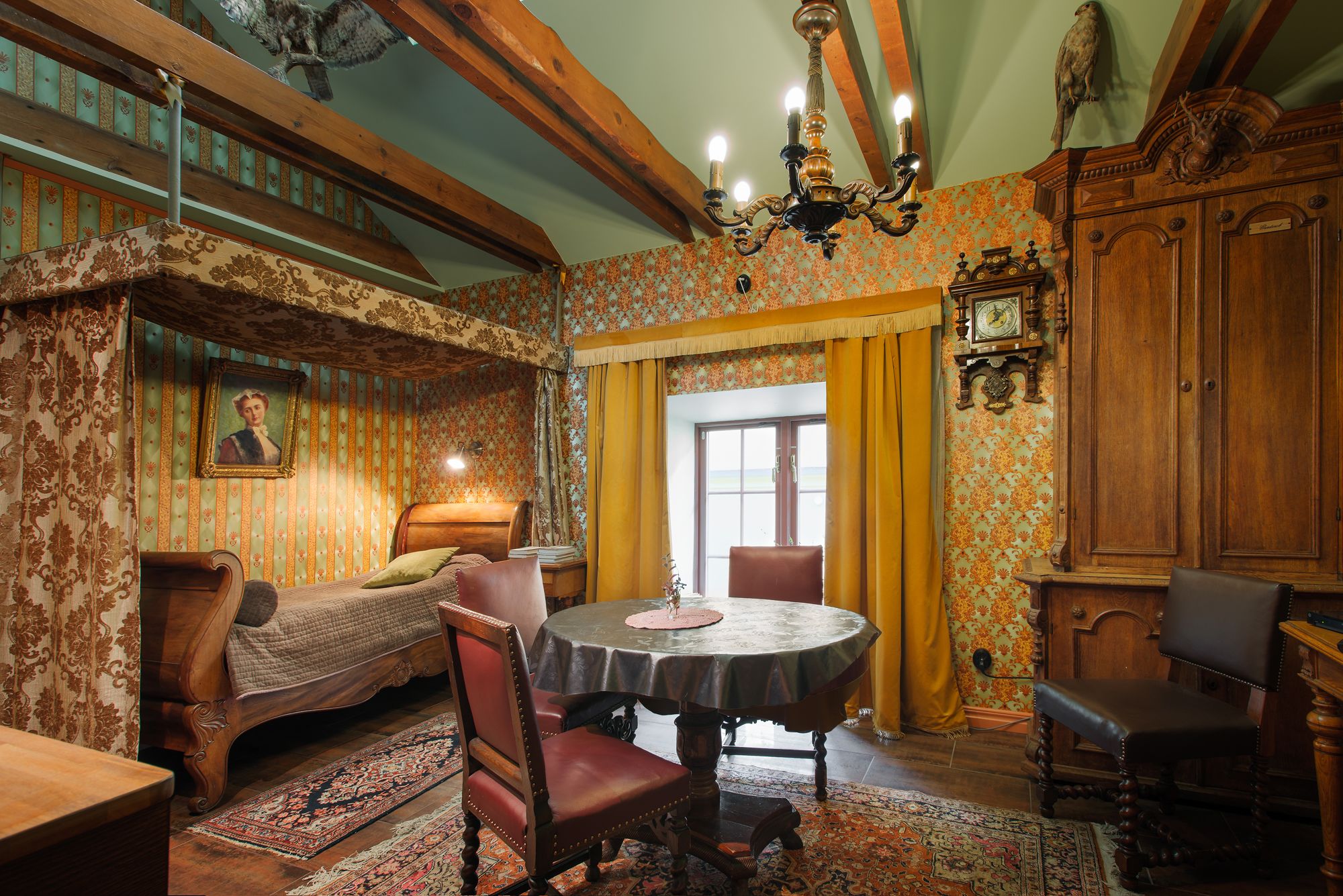 suite | 1 bedroom, individually decorated, individually furnished