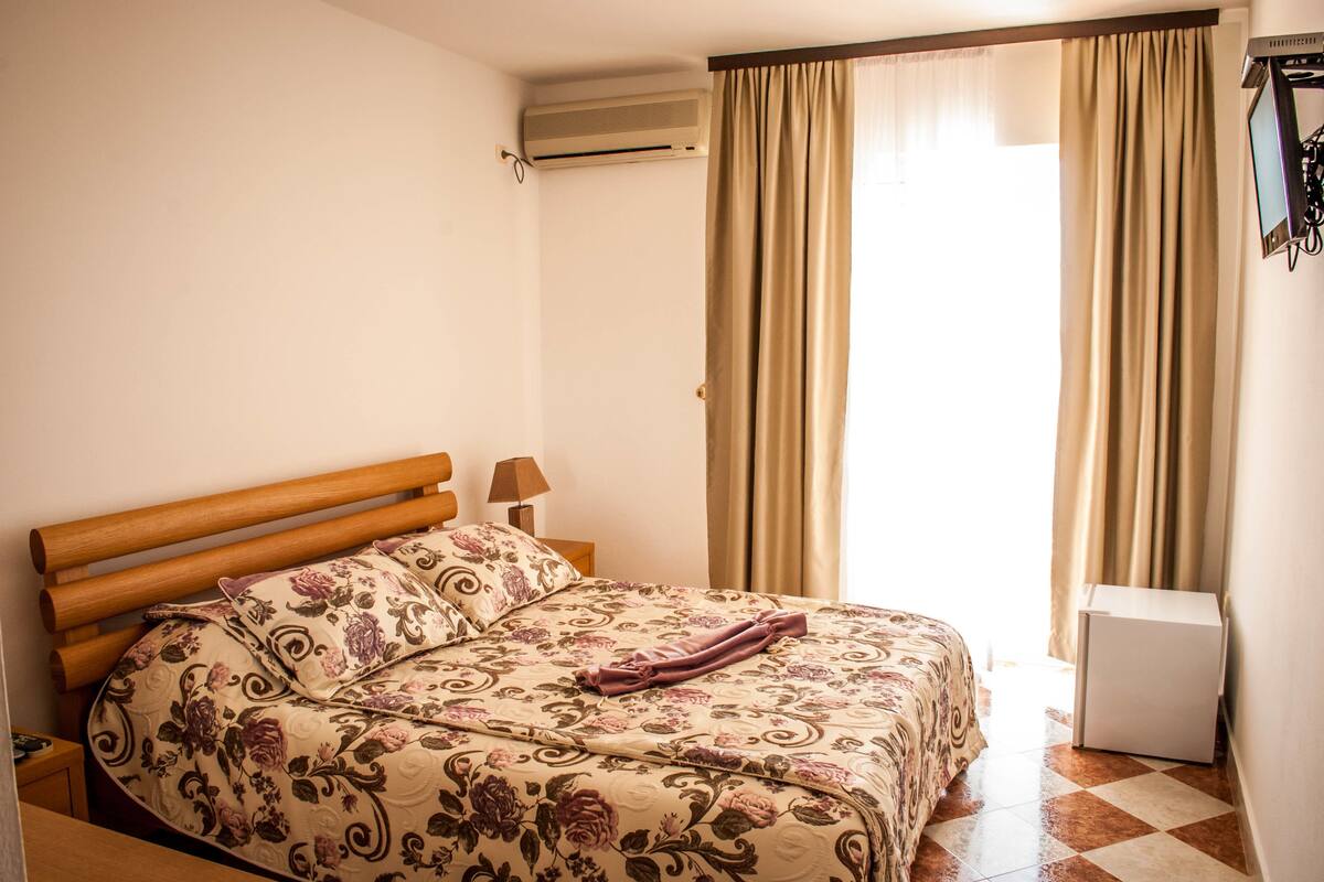 Double Room, Sea View | Minibar, in-room safe, soundproofing