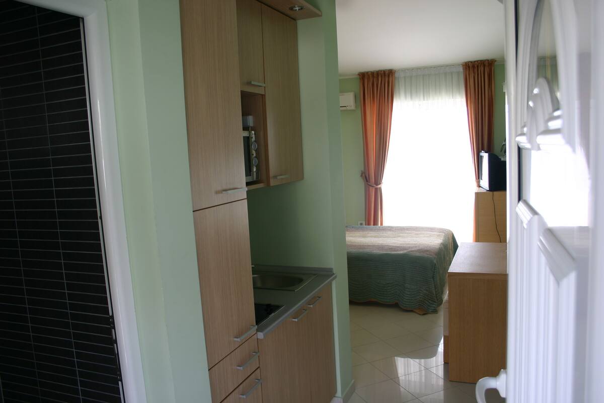 Studio | Private kitchenette | Fridge