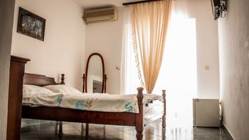 Double Room, Sea View | Minibar, in-room safe, soundproofing
