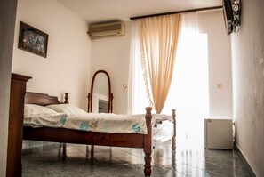 Double Room, Sea View | Minibar, in-room safe, soundproofing