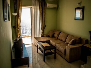 Standard Apartment, 1 Bedroom, Sea View | Living room