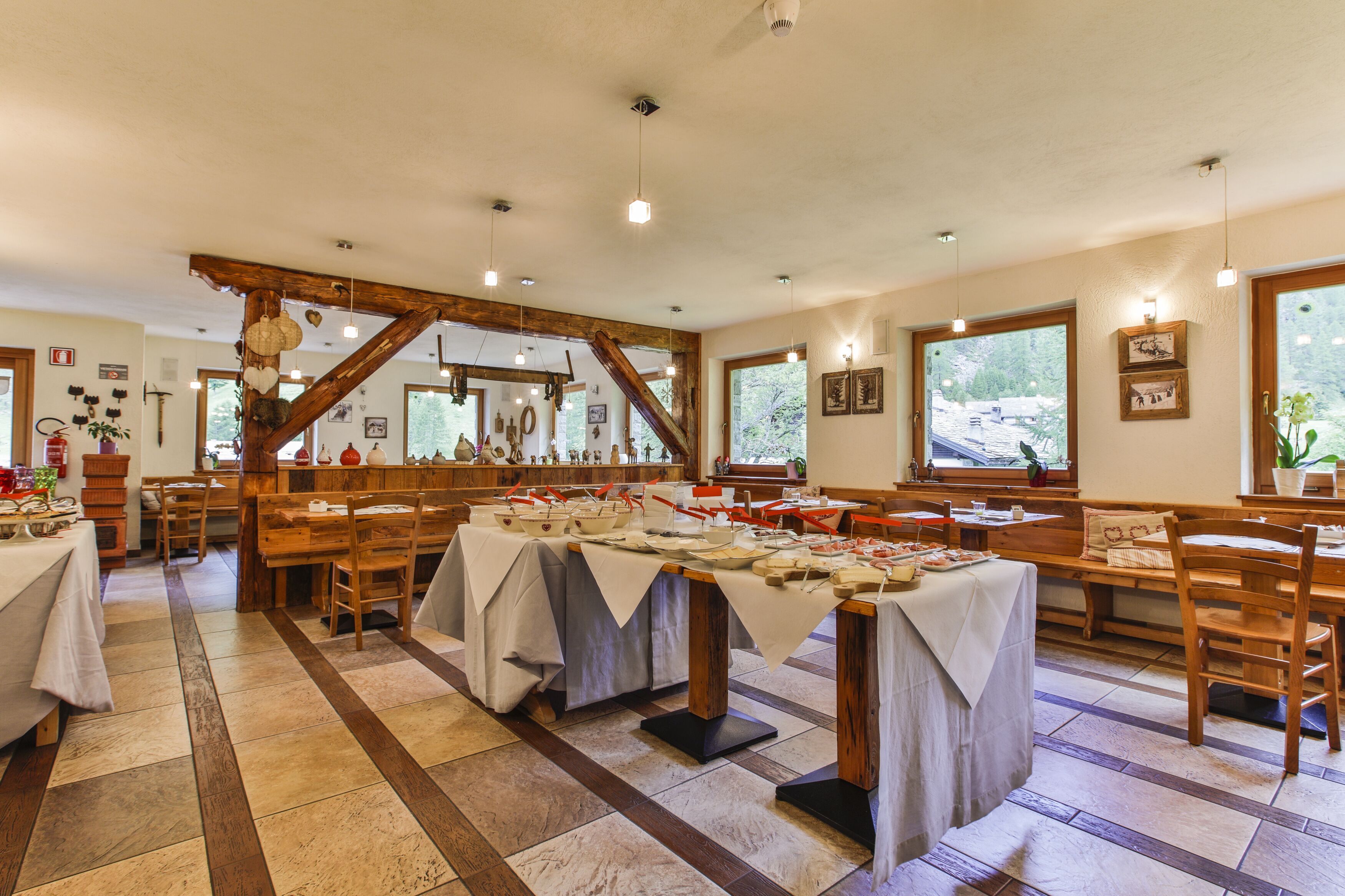 Desayuno buffet diario (EUR 15 por persona)