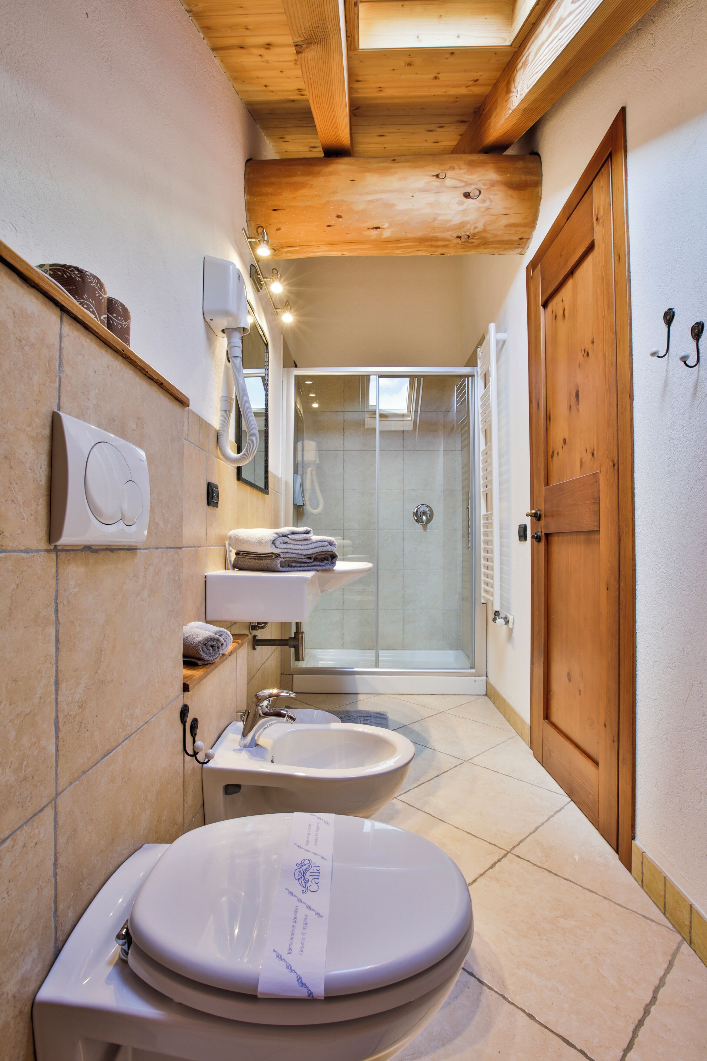 Ein Badezimmer mit Toilette, Waschbecken und Dusche.