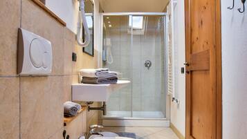 Ein Badezimmer mit Toilette, Waschbecken und Dusche.